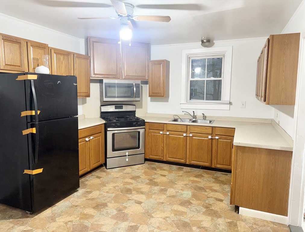 26 Charles St, Whitman, Massachusetts, 3 Bedrooms Bedrooms, 5 Rooms Rooms,1 BathroomBathrooms,Residential Lease,For Rent,Charles St,73502414