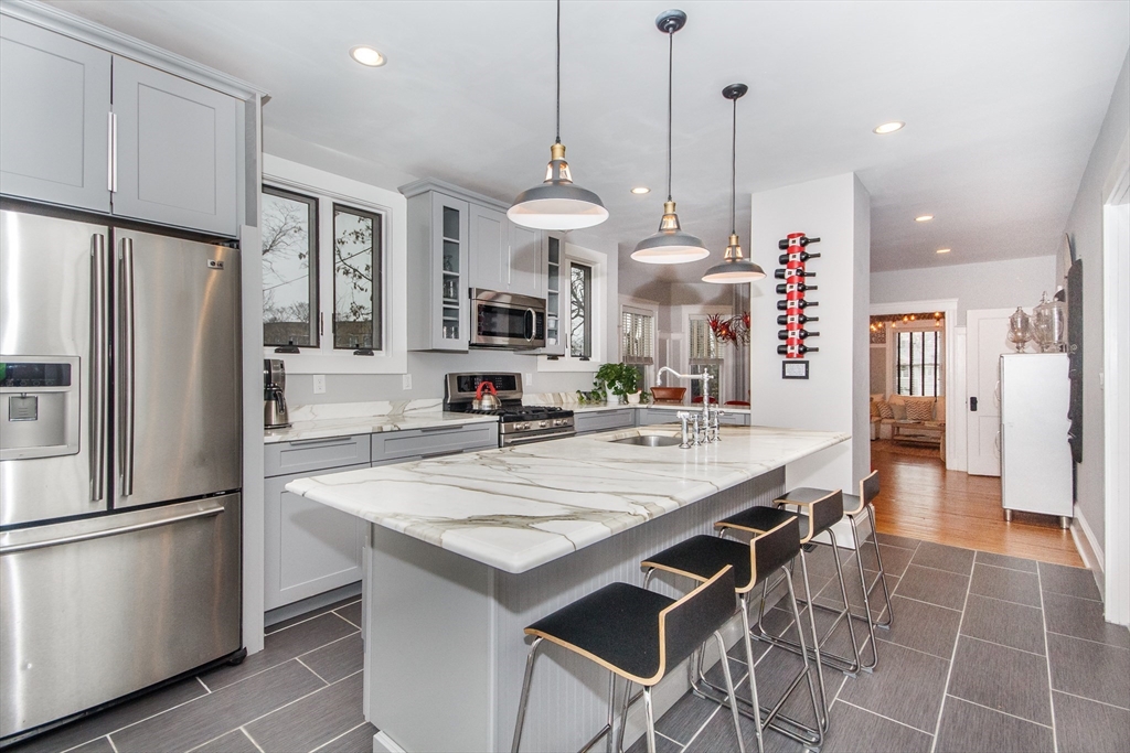 584 Centre Street, Boston, Massachusetts, 8 Bedrooms Bedrooms, 14 Rooms Rooms,4 BathroomsBathrooms,Residential Income,For Sale,Centre Street,73502466