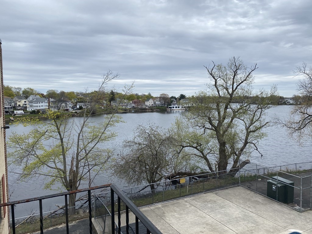 406 Broadway, Lynn, Massachusetts, 2 Bedrooms Bedrooms, 4 Rooms Rooms,2 BathroomsBathrooms,Residential Lease,For Rent,Broadway,73502633