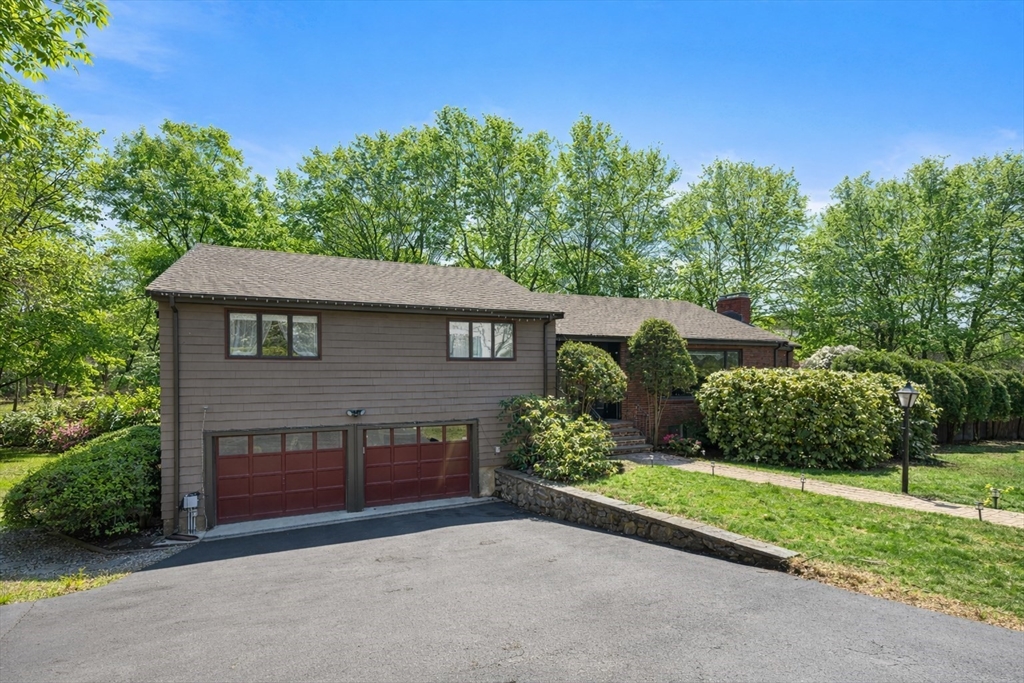 10 Stonewood Dr, Newton, Massachusetts, 4 Bedrooms Bedrooms, 8 Rooms Rooms,3 BathroomsBathrooms,Residential Lease,For Rent,Stonewood Dr,73502594