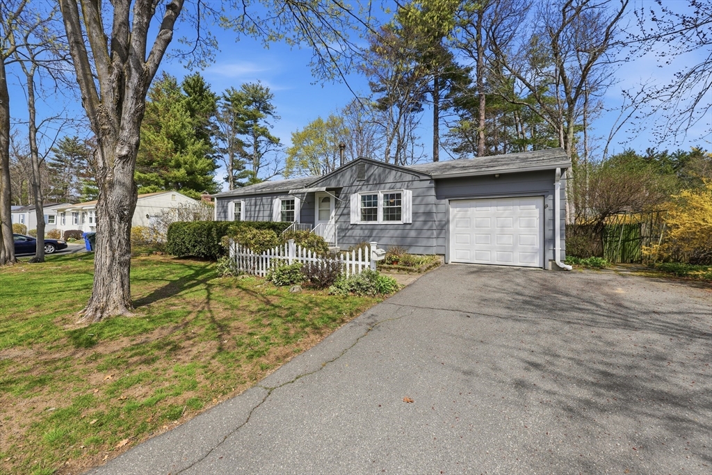 135 Pine Acre Road, Springfield, Massachusetts, 2 Bedrooms Bedrooms, 4 Rooms Rooms,1.5 BathroomsBathrooms,Residential,For Sale,Pine Acre Road,73502824