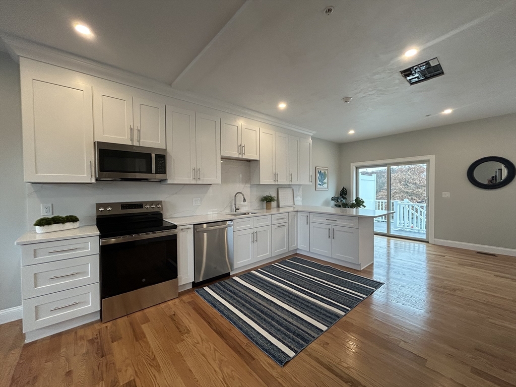 10 Windsor Street, Worcester, Massachusetts, 3 Bedrooms Bedrooms, 6 Rooms Rooms,2.5 BathroomsBathrooms,Residential,For Sale,Windsor Street,73502671