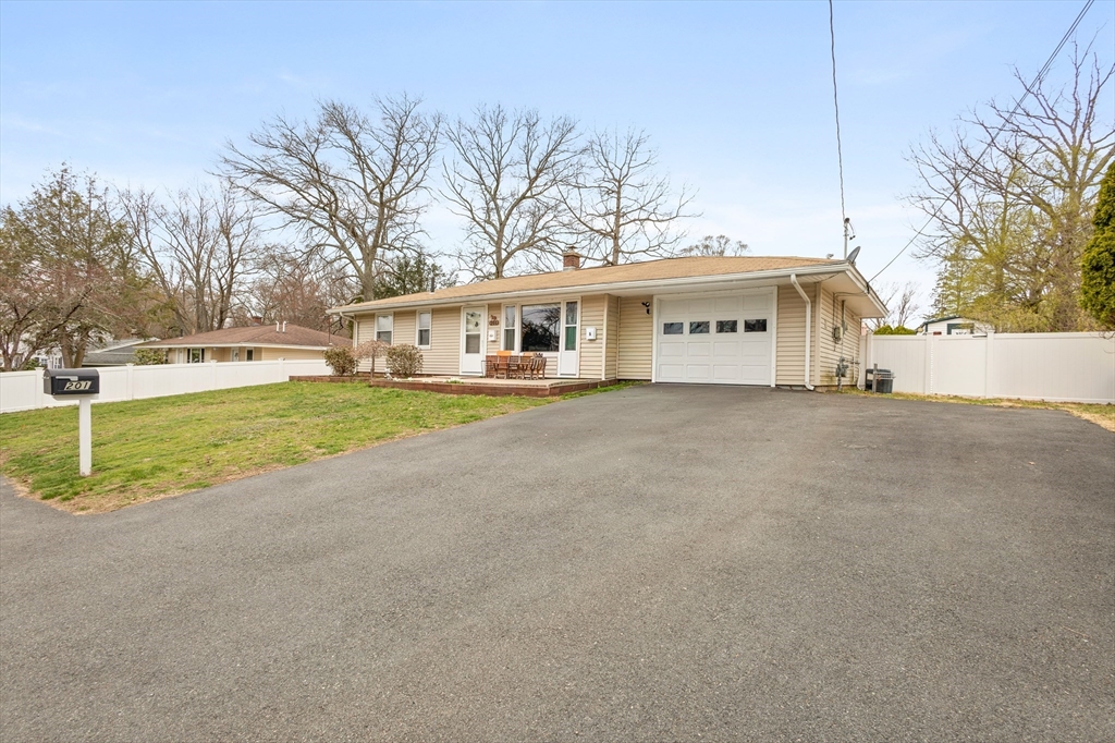201 Caroline Dr, Bellingham, Massachusetts, 3 Bedrooms Bedrooms, 5 Rooms Rooms,1 BathroomBathrooms,Residential,For Sale,Caroline Dr,73502902