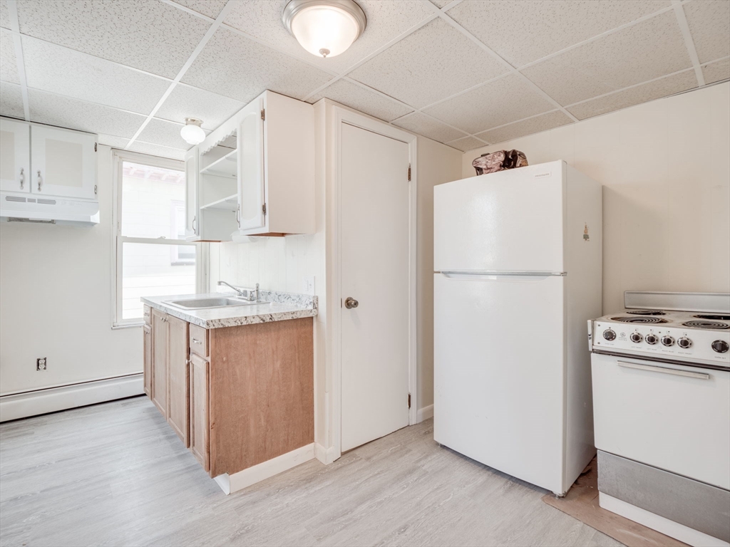 23 Lowell, Methuen, Massachusetts, 1 Bedroom Bedrooms, 3 Rooms Rooms,1 BathroomBathrooms,Residential Lease,For Rent,Lowell,73502954