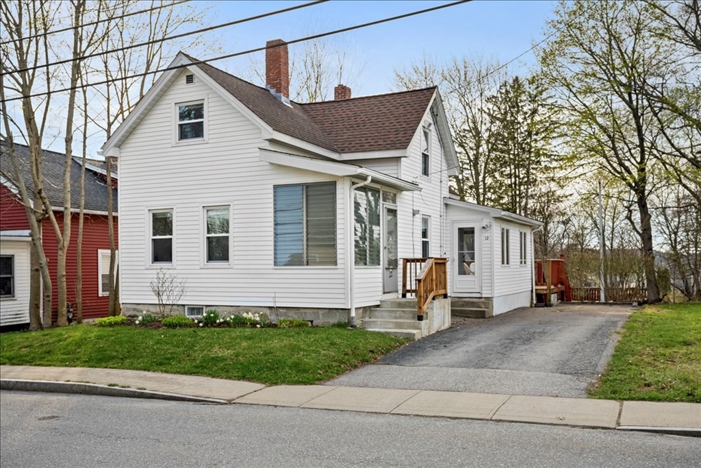 12 New St, Webster, Massachusetts, 3 Bedrooms Bedrooms, 8 Rooms Rooms,1 BathroomBathrooms,Residential,For Sale,New St,73502607