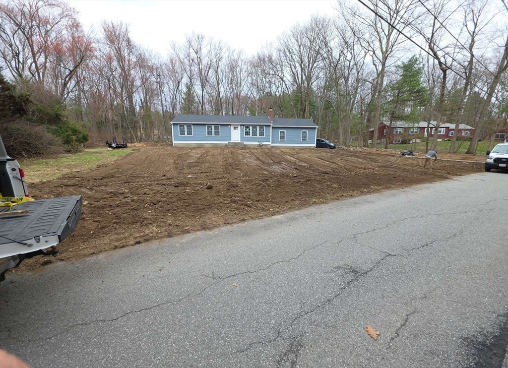 8 Galloway Road, Chelmsford, Massachusetts, 3 Bedrooms Bedrooms, 6 Rooms Rooms,1 BathroomBathrooms,Residential,For Sale,Galloway Road,73502617