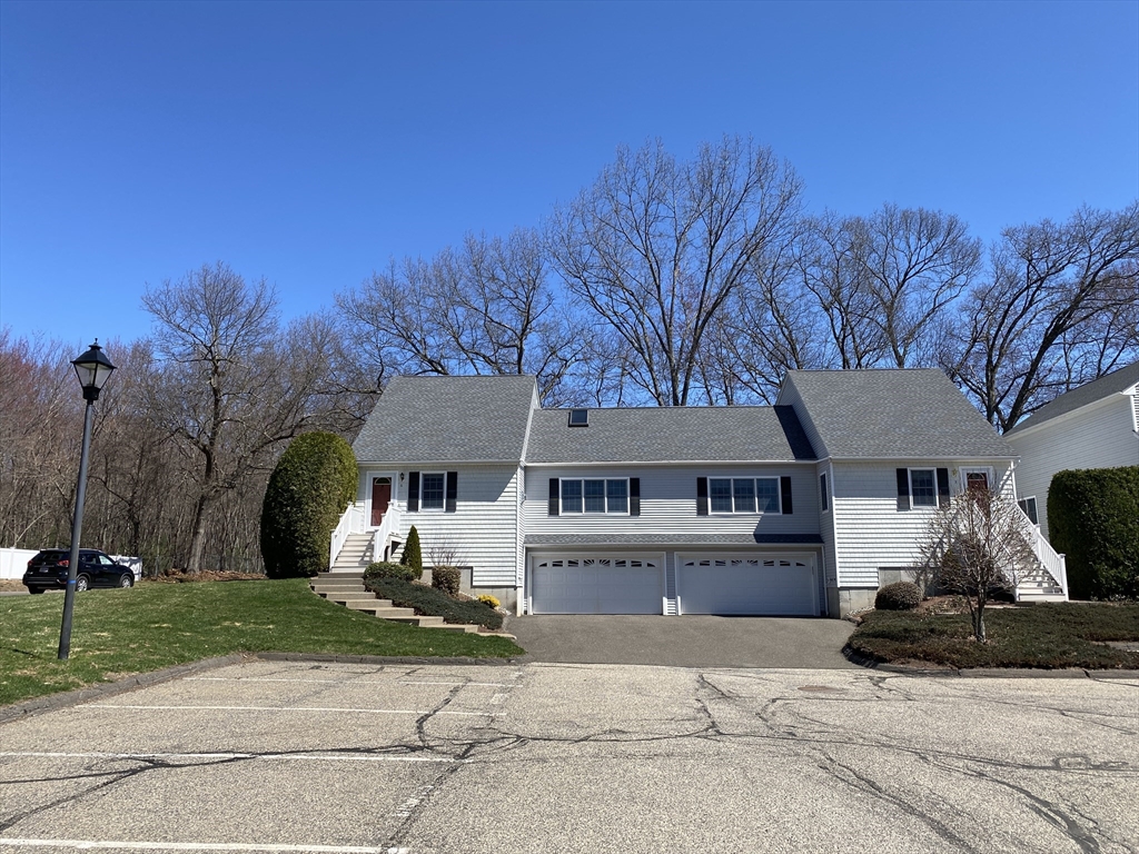 6 Shadowbrook, South Hadley, Massachusetts, 3 Bedrooms Bedrooms, 5 Rooms Rooms,2.5 BathroomsBathrooms,Residential,For Sale,Shadowbrook,73502754
