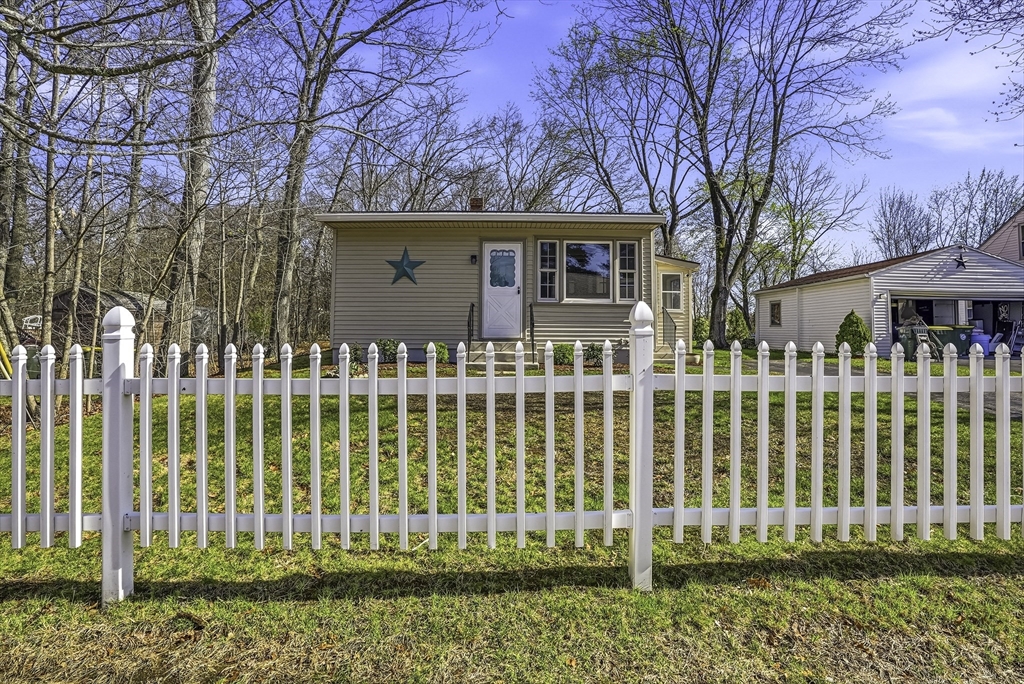 71 Pickering Ave, Bellingham, Massachusetts, 2 Bedrooms Bedrooms, 5 Rooms Rooms,1 BathroomBathrooms,Residential,For Sale,Pickering Ave,73502764