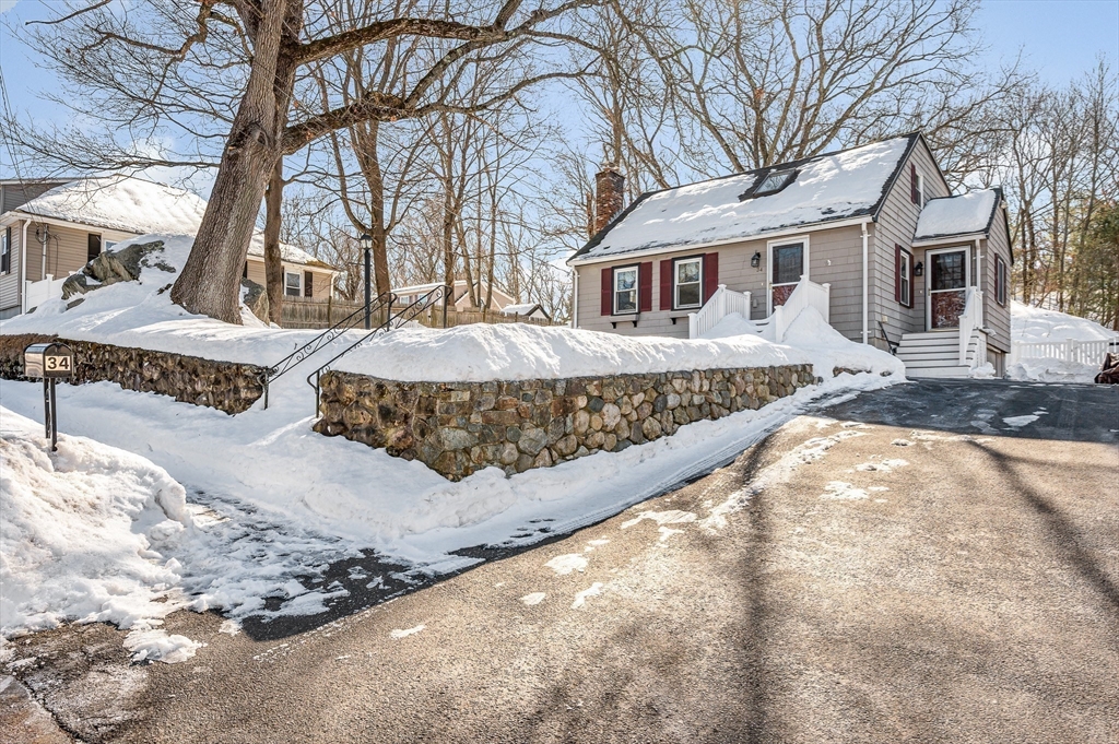 34 Stark Ave, Wakefield, Massachusetts, 3 Bedrooms Bedrooms, 7 Rooms Rooms,2 BathroomsBathrooms,Residential,For Sale,Stark Ave,73482611