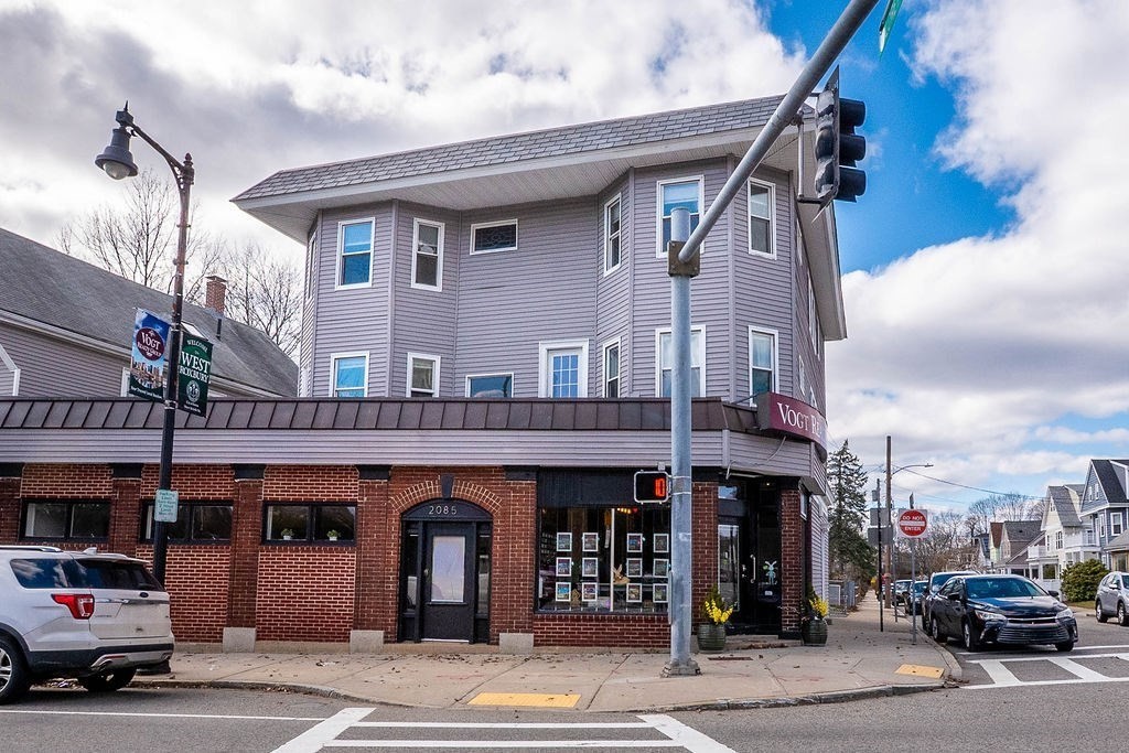 2085 Centre Street, Boston, Massachusetts, 2 Bedrooms Bedrooms, 6 Rooms Rooms,2 BathroomsBathrooms,Residential Lease,For Rent,Centre Street,73499313