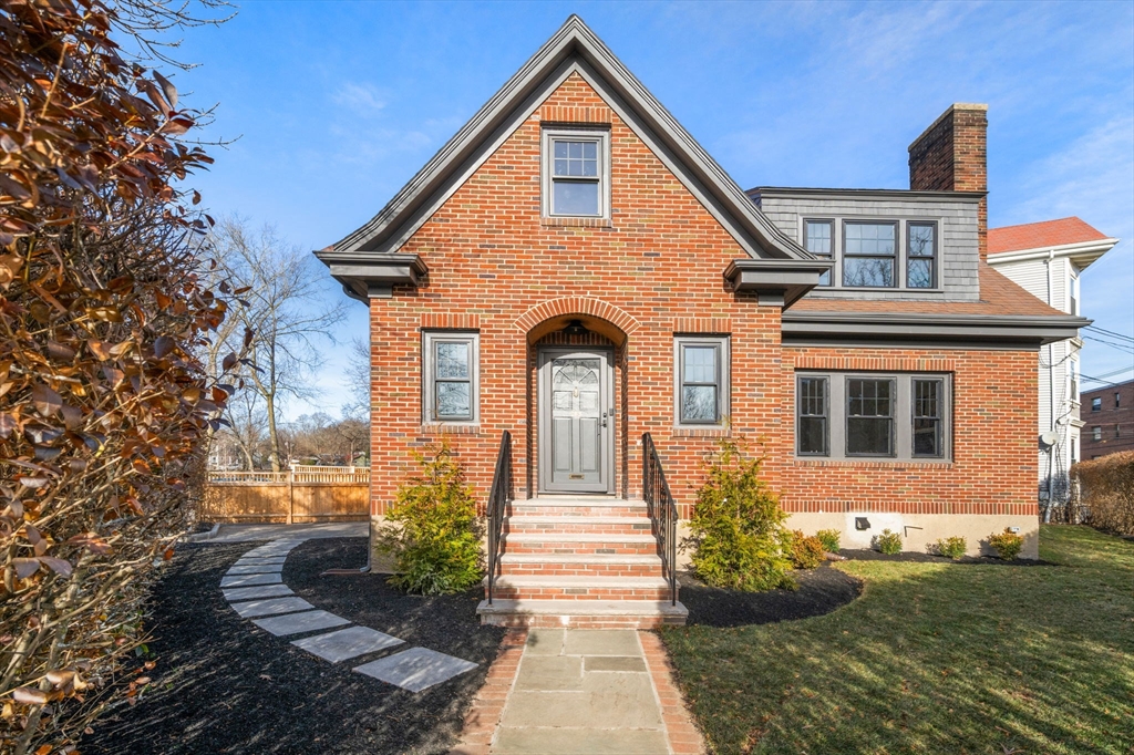 209 High St, Brookline, Massachusetts, 4 Bedrooms Bedrooms, 7 Rooms Rooms,3.5 BathroomsBathrooms,Residential,For Sale,High St,73461390