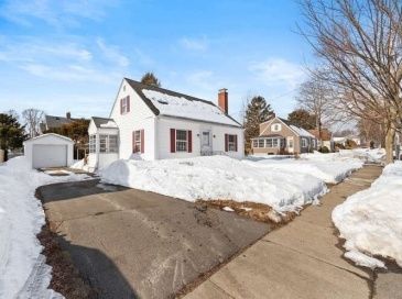 61 Ellsworth Ave, Beverly, Massachusetts, 2 Bedrooms Bedrooms, 6 Rooms Rooms,1 BathroomBathrooms,Residential,For Sale,Ellsworth Ave,73482798