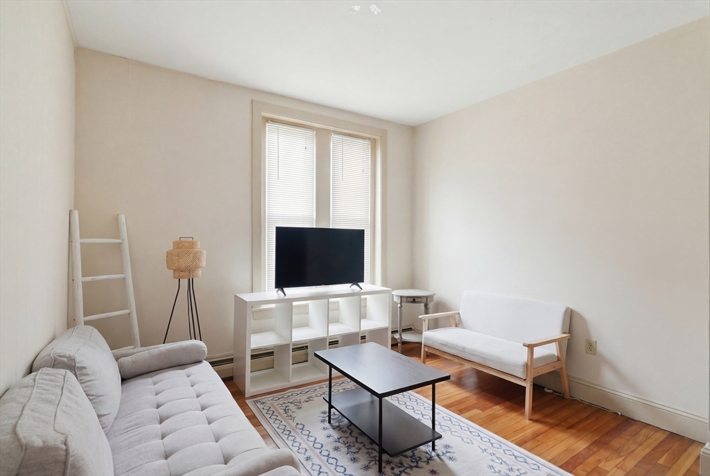1466 Tremont, Boston, Massachusetts, 2 Bedrooms Bedrooms, 5 Rooms Rooms,1 BathroomBathrooms,Residential Lease,For Rent,Tremont,73503109
