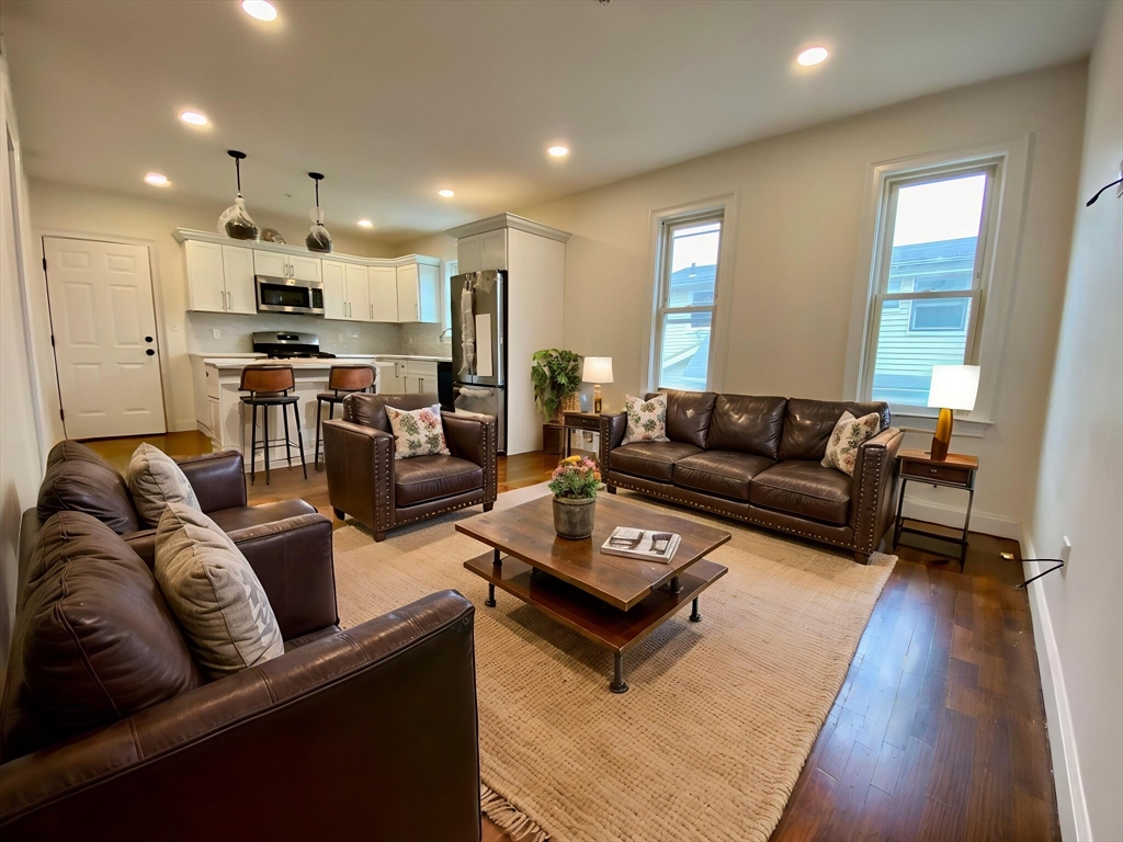 19-21 Bellevue, Waltham, Massachusetts, 3 Bedrooms Bedrooms, 7 Rooms Rooms,2 BathroomsBathrooms,Residential Lease,For Rent,Bellevue,73503311