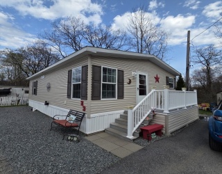 1156 Park St, Stoughton, Massachusetts, 2 Bedrooms Bedrooms, 4 Rooms Rooms,1 BathroomBathrooms,Residential,For Sale,Park St,73503261