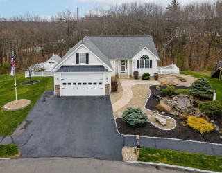 5 Patriot Way, Lowell, Massachusetts, 3 Bedrooms Bedrooms, 7 Rooms Rooms,3 BathroomsBathrooms,Residential,For Sale,Patriot Way,73503188