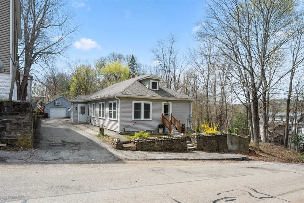 20 Hill St, Webster, Massachusetts, 3 Bedrooms Bedrooms, 7 Rooms Rooms,1 BathroomBathrooms,Residential,For Sale,Hill St,73503187