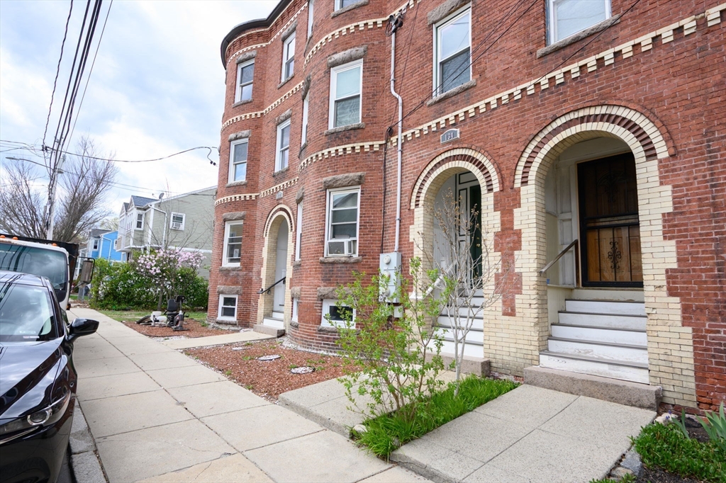 132 Ellington St, Boston, Massachusetts, 4 Bedrooms Bedrooms, 9 Rooms Rooms,3 BathroomsBathrooms,Residential Income,For Sale,Ellington St,73503214