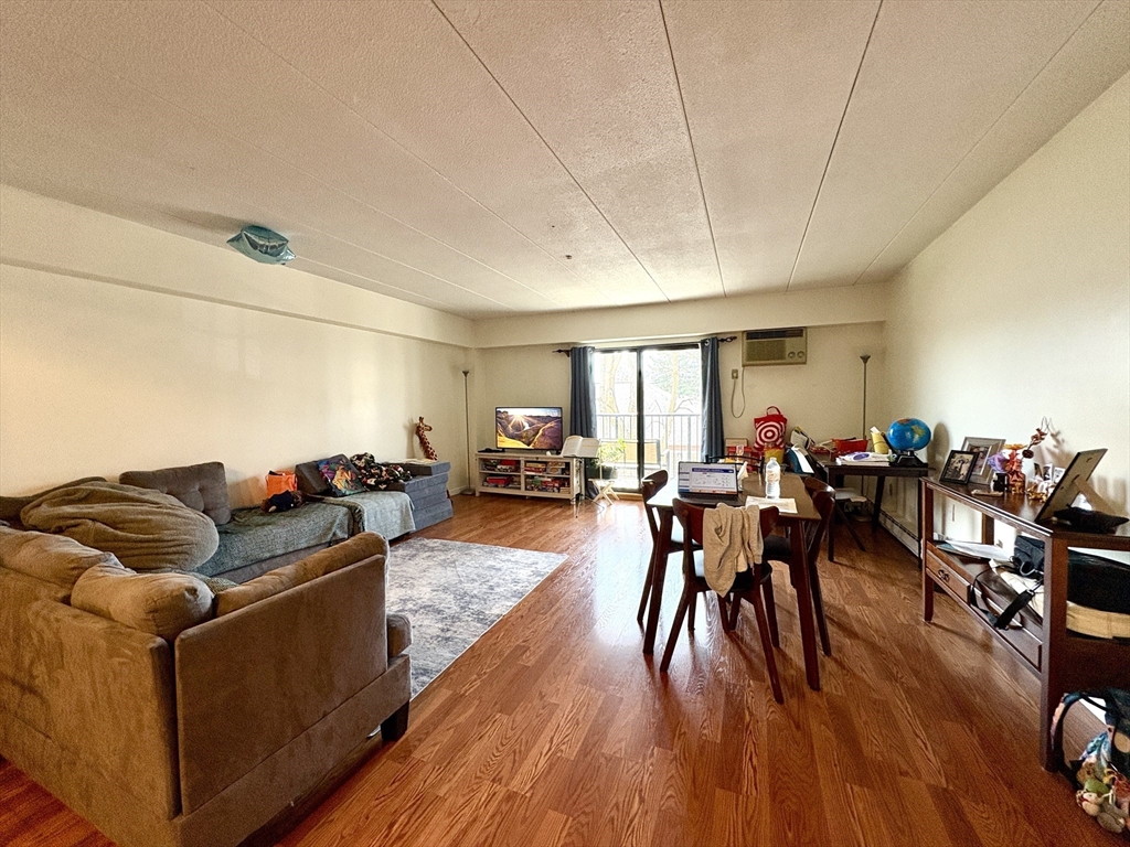 125 Pleasant St, Brookline, Massachusetts, 2 Bedrooms Bedrooms, 4 Rooms Rooms,2 BathroomsBathrooms,Residential Lease,For Rent,Pleasant St,73503227