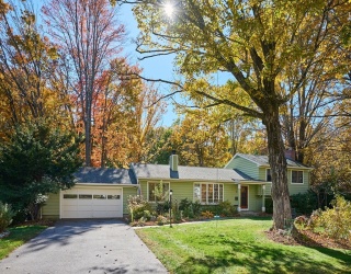 44 Sheffield Lane, Northampton, Massachusetts, 3 Bedrooms Bedrooms, 8 Rooms Rooms,2.5 BathroomsBathrooms,Residential,For Sale,Sheffield Lane,73479378