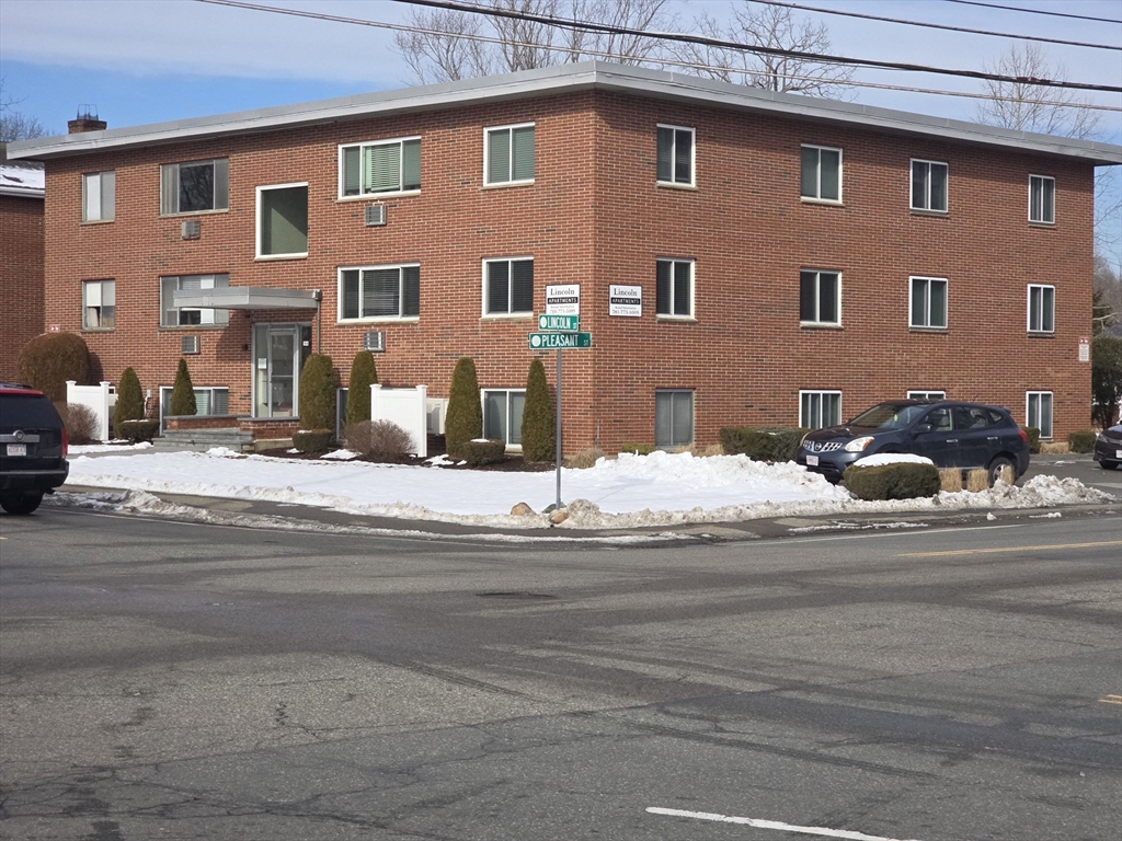 194 Lincoln St, Stoughton, Massachusetts, 2 Bedrooms Bedrooms, 5 Rooms Rooms,1 BathroomBathrooms,Residential Lease,For Rent,Lincoln St,73503500