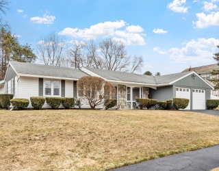 13 Corey Drive, Peabody, Massachusetts, 4 Bedrooms Bedrooms, 8 Rooms Rooms,2.5 BathroomsBathrooms,Residential,For Sale,Corey Drive,73497551