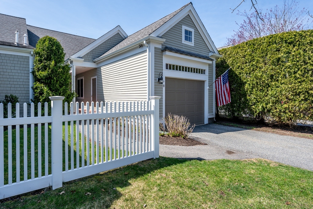 8 Hollyhock Knoll Ct, Bourne, Massachusetts, 2 Bedrooms Bedrooms, 6 Rooms Rooms,2.5 BathroomsBathrooms,Residential,For Sale,Hollyhock Knoll Ct,73503509
