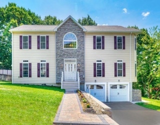 18 Grant Road, Winchester, Massachusetts, 4 Bedrooms Bedrooms, 9 Rooms Rooms,2.5 BathroomsBathrooms,Residential Lease,For Rent,Grant Road,73503517