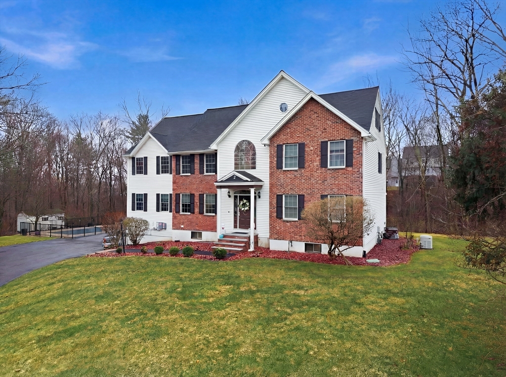 2 Hitching Post Ln, Methuen, Massachusetts, 5 Bedrooms Bedrooms, 9 Rooms Rooms,3.5 BathroomsBathrooms,Residential,For Sale,Hitching Post Ln,73495547