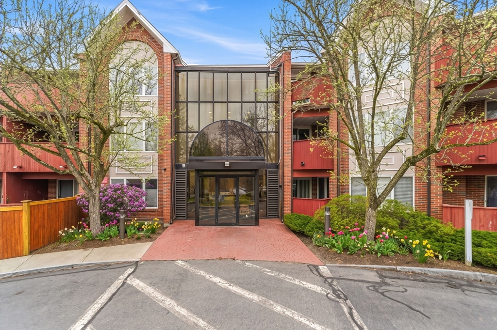 100 Rosemary Way, Needham, Massachusetts, 2 Bedrooms Bedrooms, 4 Rooms Rooms,2 BathroomsBathrooms,Residential,For Sale,Rosemary Way,73503242