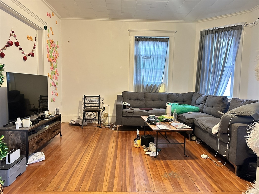 11 Chester Street, Boston, Massachusetts, 4 Bedrooms Bedrooms, 6 Rooms Rooms,1 BathroomBathrooms,Residential Lease,For Rent,Chester Street,73503375