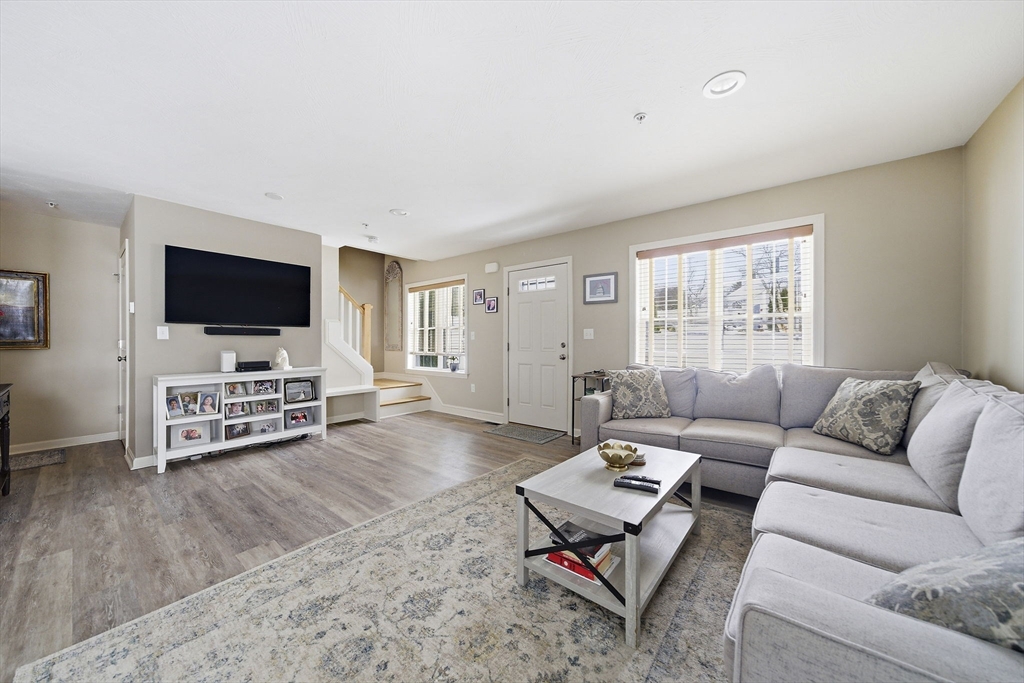 138 Elm St, Kingston, Massachusetts, 2 Bedrooms Bedrooms, 4 Rooms Rooms,1.5 BathroomsBathrooms,Residential,For Sale,Elm St,73487489