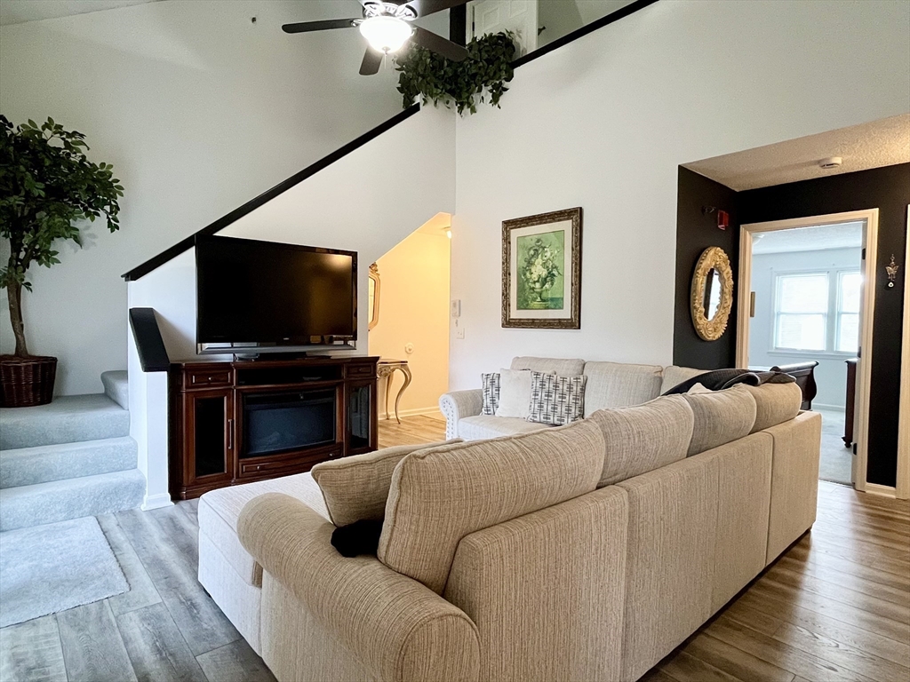 74 Tennis Plaza Rd, Dracut, Massachusetts, 2 Bedrooms Bedrooms, 5 Rooms Rooms,1 BathroomBathrooms,Residential,For Sale,Tennis Plaza Rd,73459868