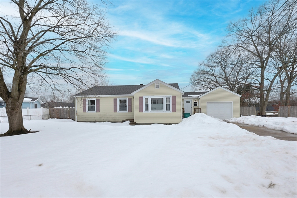 338 Mendon Rd, Attleboro, Massachusetts, 3 Bedrooms Bedrooms, 5 Rooms Rooms,1 BathroomBathrooms,Residential,For Sale,Mendon Rd,73483732