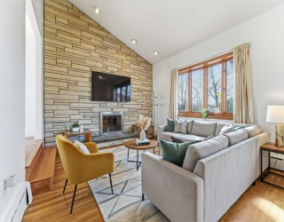 7 Carol St, Stoneham, Massachusetts, 4 Bedrooms Bedrooms, 7 Rooms Rooms,2.5 BathroomsBathrooms,Residential Lease,For Rent,Carol St,73503584