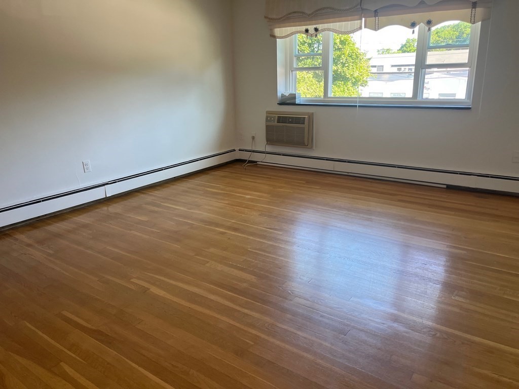 366 Elliot St, Newton, Massachusetts, 2 Bedrooms Bedrooms, 5 Rooms Rooms,1 BathroomBathrooms,Residential Lease,For Rent,Elliot St,73503666