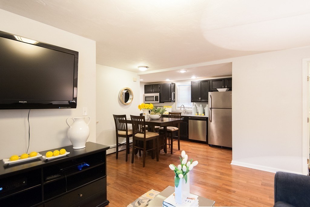 224 West 6th, Boston, Massachusetts, 2 Bedrooms Bedrooms, 3 Rooms Rooms,1 BathroomBathrooms,Residential Lease,For Rent,West 6th,73486126