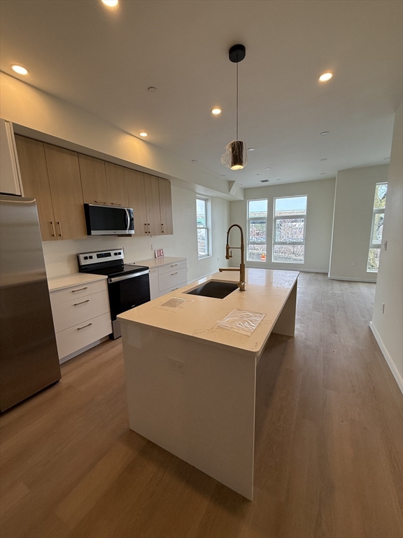 546 Saratoga St, Boston, Massachusetts, 2 Bedrooms Bedrooms, 4 Rooms Rooms,2 BathroomsBathrooms,Residential Lease,For Rent,Saratoga St,73503775