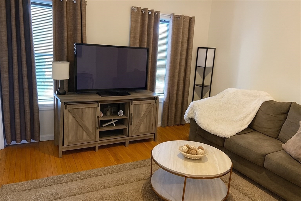 256 Union, Fall River, Massachusetts, 3 Bedrooms Bedrooms, 5 Rooms Rooms,1 BathroomBathrooms,Residential Lease,For Rent,Union,73503743