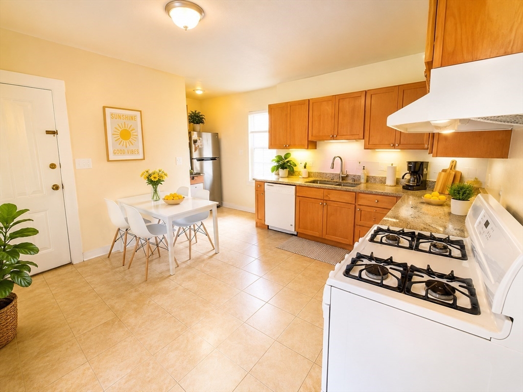 14 Stickney Ave, Somerville, Massachusetts, 3 Bedrooms Bedrooms, 6 Rooms Rooms,2 BathroomsBathrooms,Residential Lease,For Rent,Stickney Ave,73503818