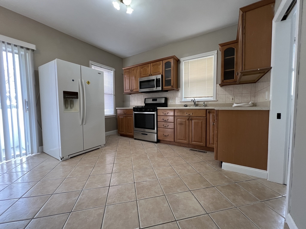 132 Buttonwood, Boston, Massachusetts, 3 Bedrooms Bedrooms, 7 Rooms Rooms,1.5 BathroomsBathrooms,Residential Lease,For Rent,Buttonwood,73503828