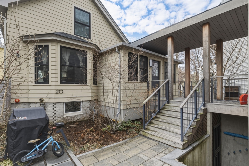 20R Adrian St, Somerville, Massachusetts, 2 Bedrooms Bedrooms, 7 Rooms Rooms,2 BathroomsBathrooms,Residential Lease,For Rent,Adrian St,73493322