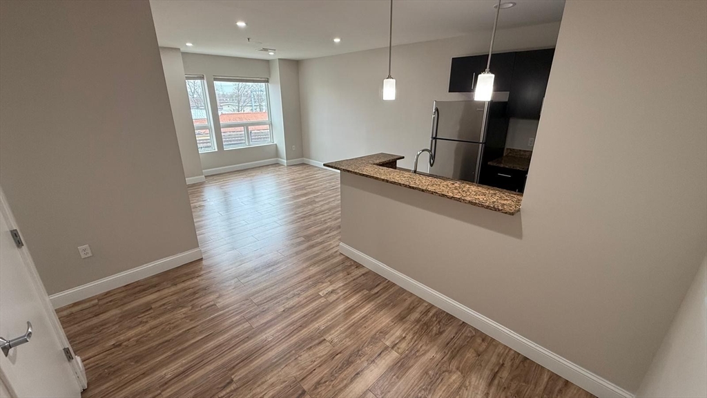 75 S Main Street, Attleboro, Massachusetts, 2 Bedrooms Bedrooms, 5 Rooms Rooms,2 BathroomsBathrooms,Residential Lease,For Rent,S Main Street,73503845