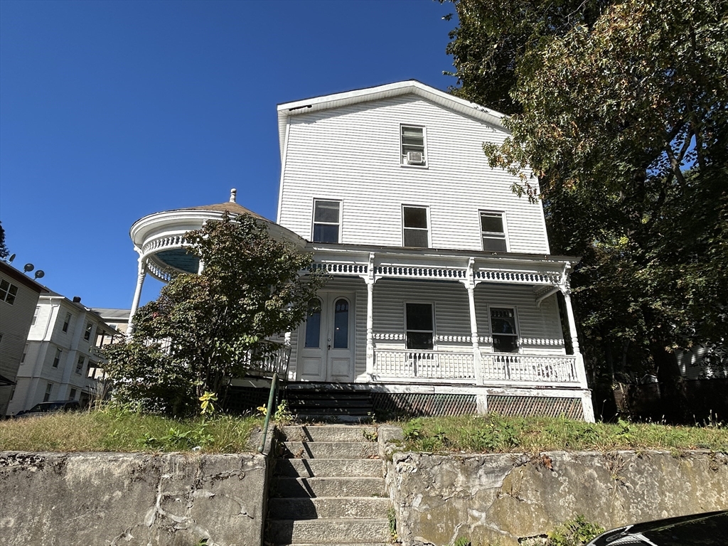 23 Lakewood St, Worcester, Massachusetts, 5 Bedrooms Bedrooms, 14 Rooms Rooms,2.5 BathroomsBathrooms,Residential Income,For Sale,Lakewood St,73503836