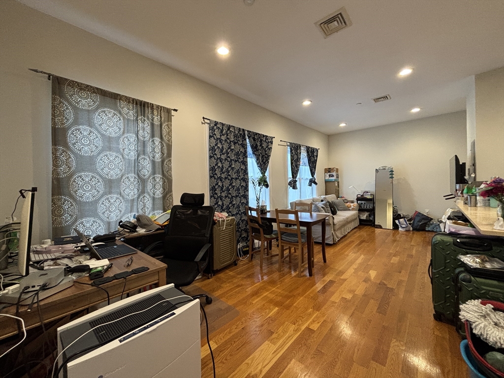 77-83 Newbury Ave, Quincy, Massachusetts, 2 Bedrooms Bedrooms, 5 Rooms Rooms,1 BathroomBathrooms,Residential Lease,For Rent,Newbury Ave,73503892