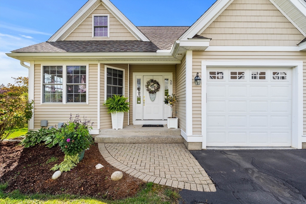 123 Carrington Ln, Uxbridge, Massachusetts, 3 Bedrooms Bedrooms, 8 Rooms Rooms,3.5 BathroomsBathrooms,Residential,For Sale,Carrington Ln,73504211