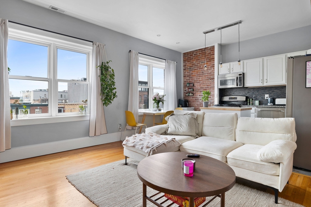 705 Massachusetts Ave., Boston, Massachusetts, 3 Bedrooms Bedrooms, 5 Rooms Rooms,1.5 BathroomsBathrooms,Residential Lease,For Rent,Massachusetts Ave.,73504237