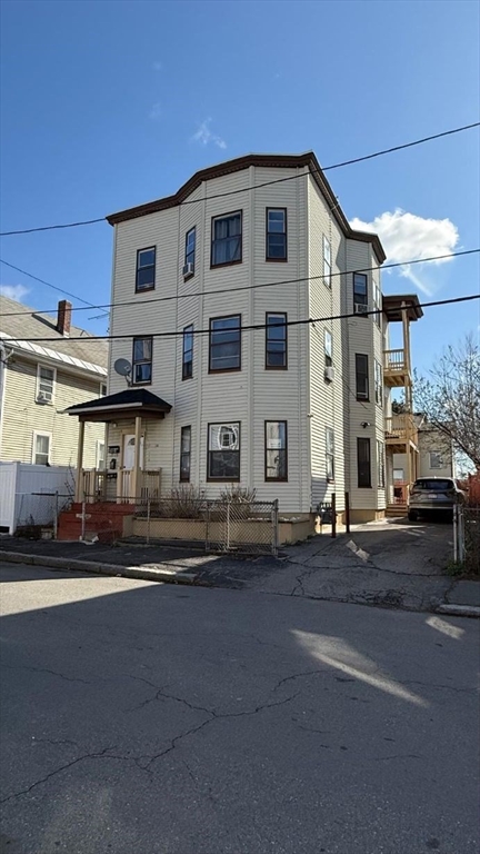 13 Walnut St, Lawrence, Massachusetts, 8 Bedrooms Bedrooms, 15 Rooms Rooms,3 BathroomsBathrooms,Residential Income,For Sale,Walnut St,73504268