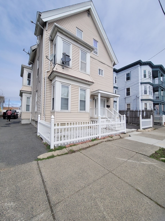 26 Endicott St, Lynn, Massachusetts, 3 Bedrooms Bedrooms, 6 Rooms Rooms,1 BathroomBathrooms,Residential Lease,For Rent,Endicott St,73504096