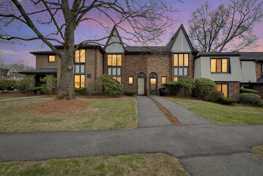 13 Cobblestone Lane, Worcester, Massachusetts, 2 Bedrooms Bedrooms, 5 Rooms Rooms,1.5 BathroomsBathrooms,Residential,For Sale,Cobblestone Lane,73504110